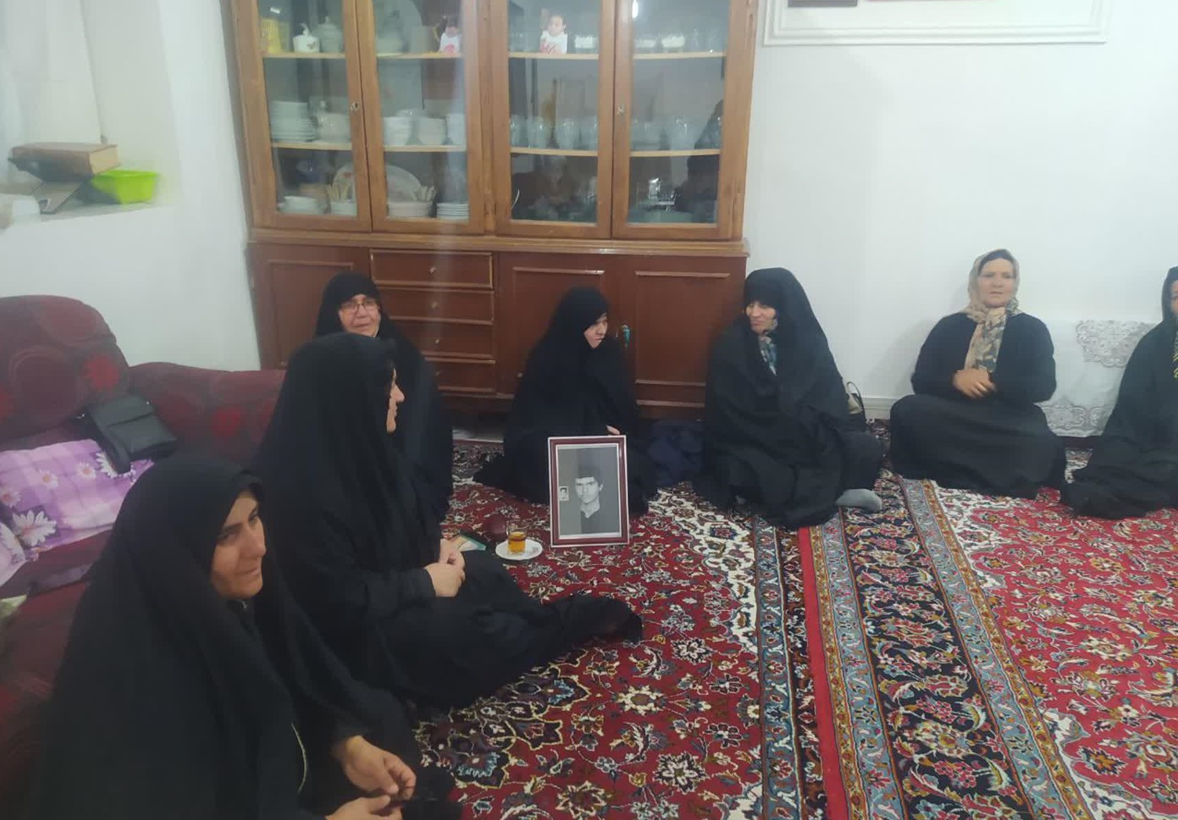 اعضای کانون فرهنگی هنری بعثت به دیدار خانواده شهید «حسین نیا» رفتند  