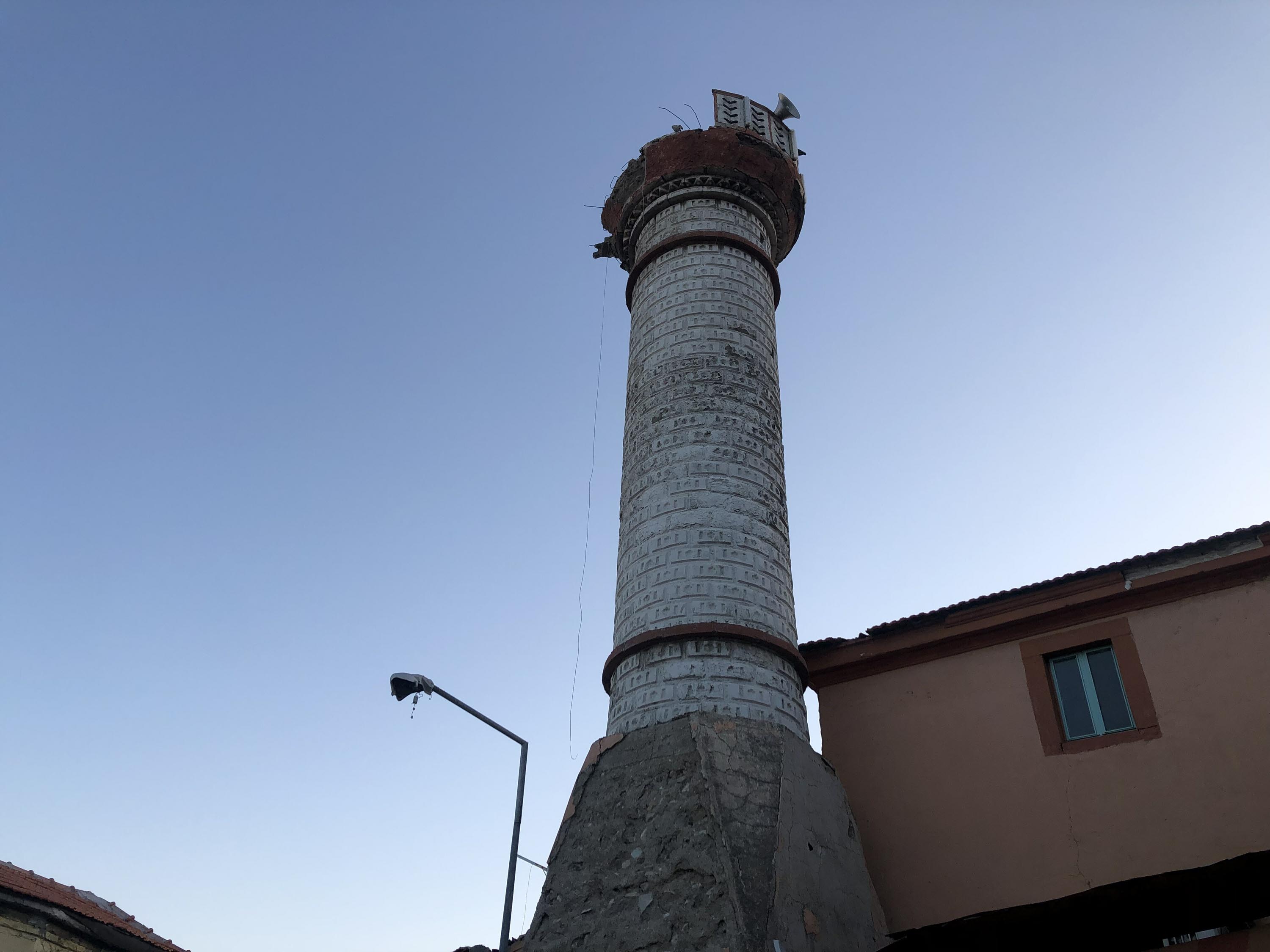 زلزله ۴.۹ ریشتری در ترکیه /  مناره مسجدی در ازمیر فرو ریخت+عکس