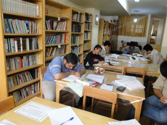 کتابخانه‌ای با ۳۲ هزار جلد کتاب در خدمت بچه‌های مسجد
