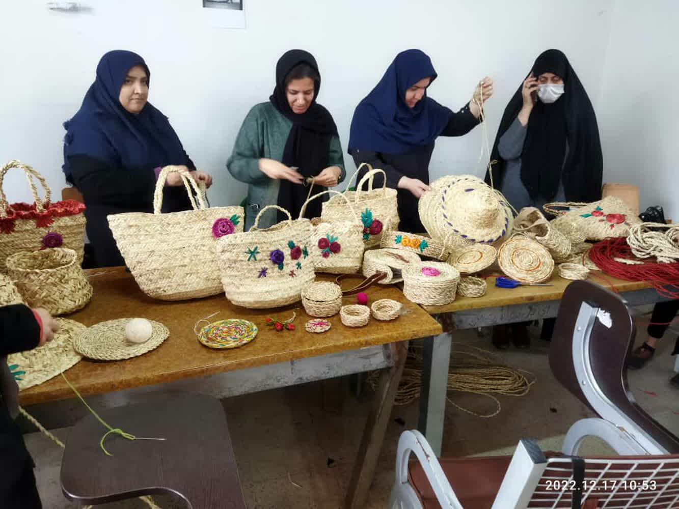 برگزاری آموزش رایگان رشته حصیربافی در صومعه‌سرا