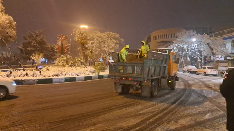  ۷۰ دستگاه ماشین آلات و ۵۵۰ نیروی خدمات شهری در حال پاکسازی معابر اصلی شهر اراک هستند