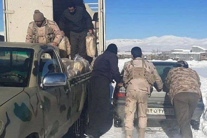 امدادرسانی مرزبانان آستارایی به رانندگان گرفتار در برف