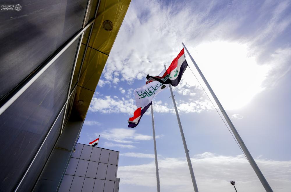 برافراشتن پرچم «محمد و علی قدوتنا» در فرودگاه بین‌المللی نجف اشرف