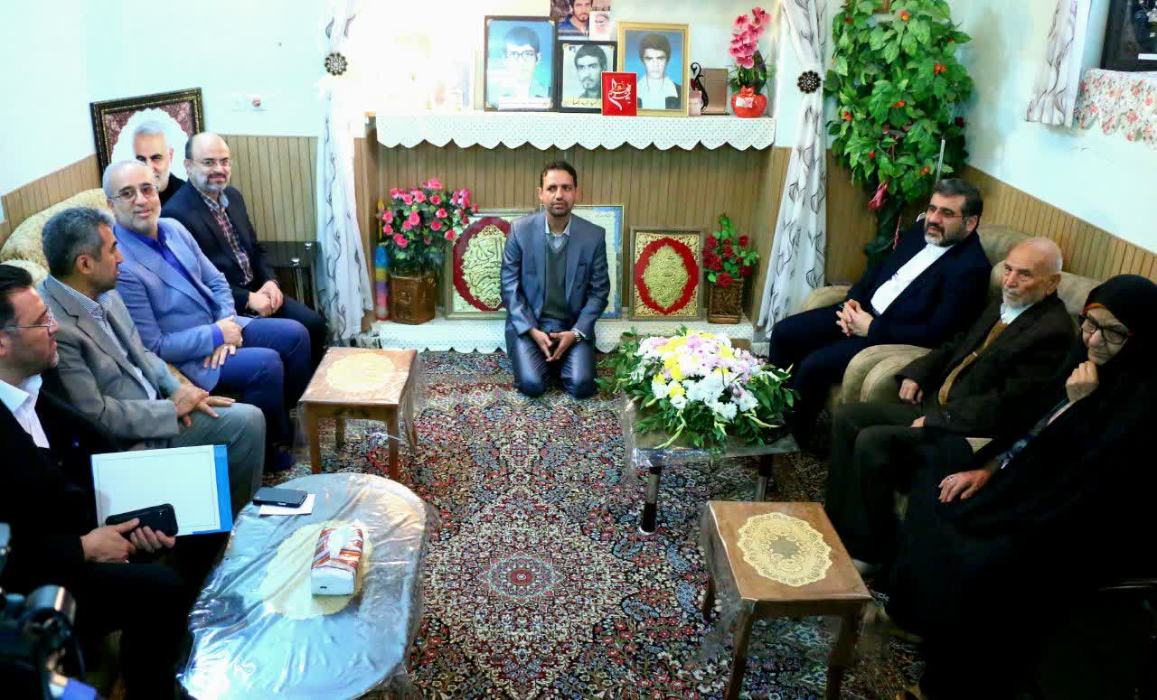 وزیر ارشاد با والدین شهیدان خیامی در کرمان دیدار و گفتگو کرد