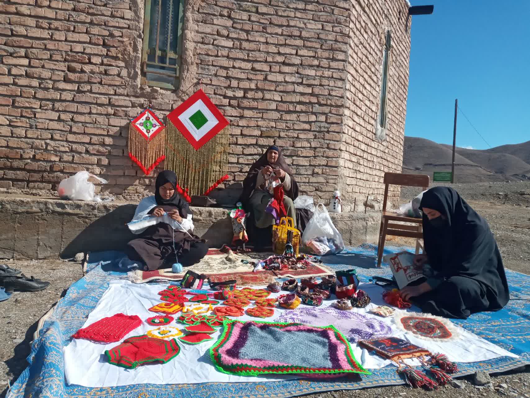 هنر دستان پیرزنی که رونق بخش مسجدی روستایی شد