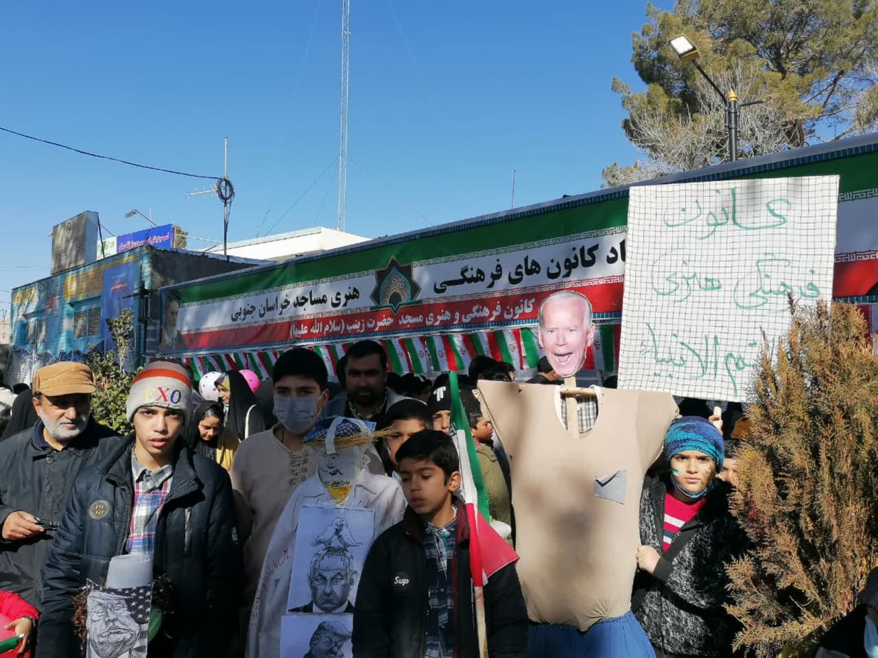 نمایشگاه میثاق نامه بچه های مسجد در حاشیه راهپیمایی ۲۲ بهمن بیرجند برپا شد
