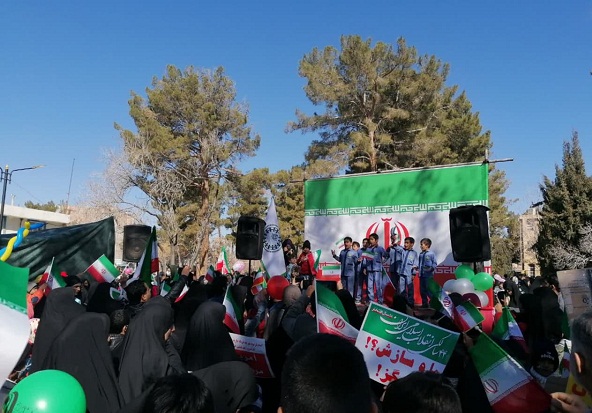 پاتوق سرودهای دانش‌آموزی در راهپیمایی ۲۲ بهمن بیرجند راه اندازی شد  