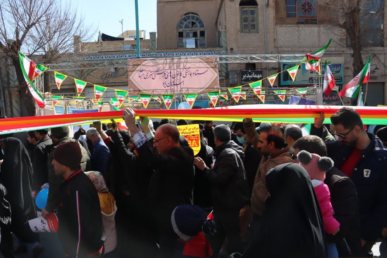 برپایی غرفه ستاد هماهنگی کانون های مساجد یزد در مسیر راهپیمایی ۲۲ بهمن  