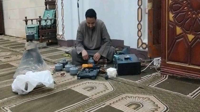 اقدام جوان مصری در  تعمیر رایگان دستگاه های صوتی مساجد