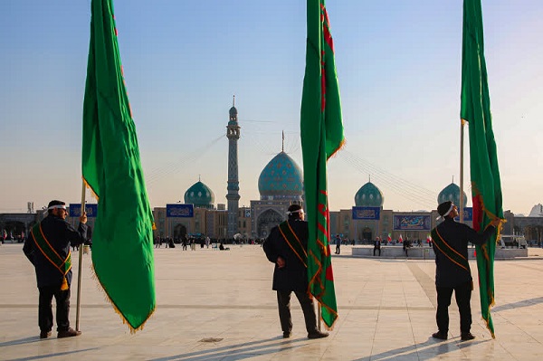 تعویض پرچم مسجد مقدس جمکران در آستانه نیمه شعبان 