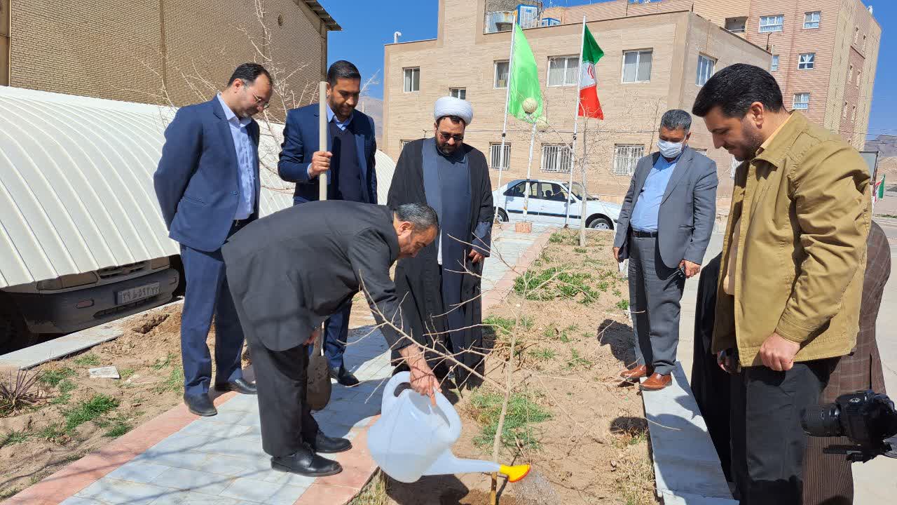 فیلم| غرس نهال توسط استاندار خراسان جنوبی در خبرگزاری شبستان