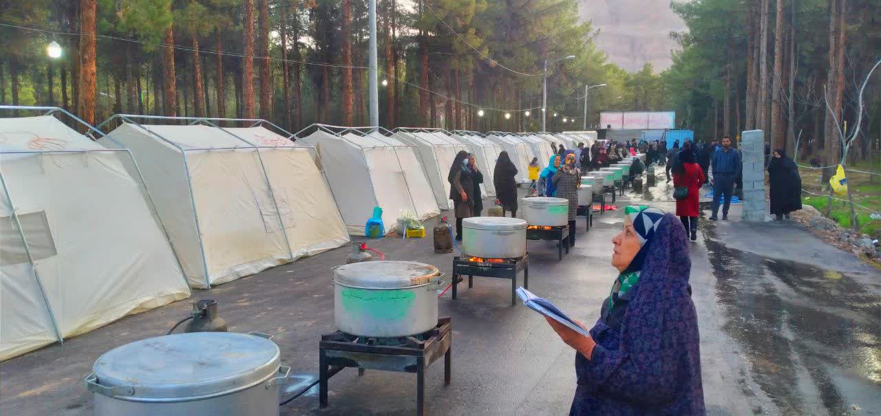  ۲۷ دیگ آش رشته کرمانی به میمنت نیمه شعبان در مسیر گلزار شهدای کرمان+تصاویر