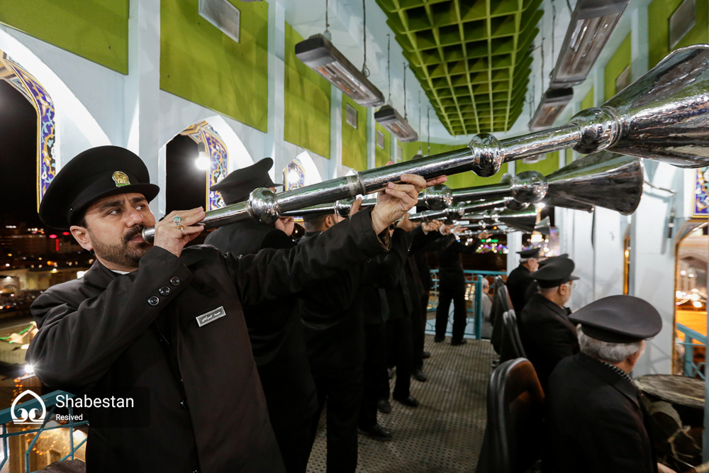 فیلم| نقاره نوازی خادمان شاهچراغ(ع)