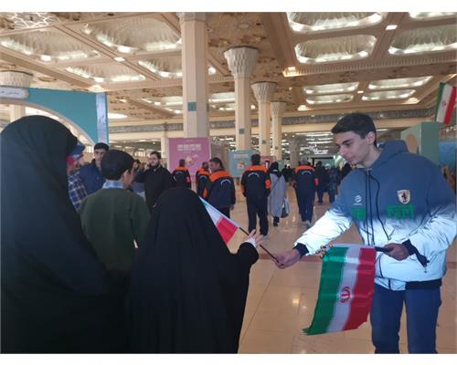  اهدای پرچم ایران در روز جمهوری اسلامی به بازدیدکنندگان نمایشگاه بین‌المللی قرآن 