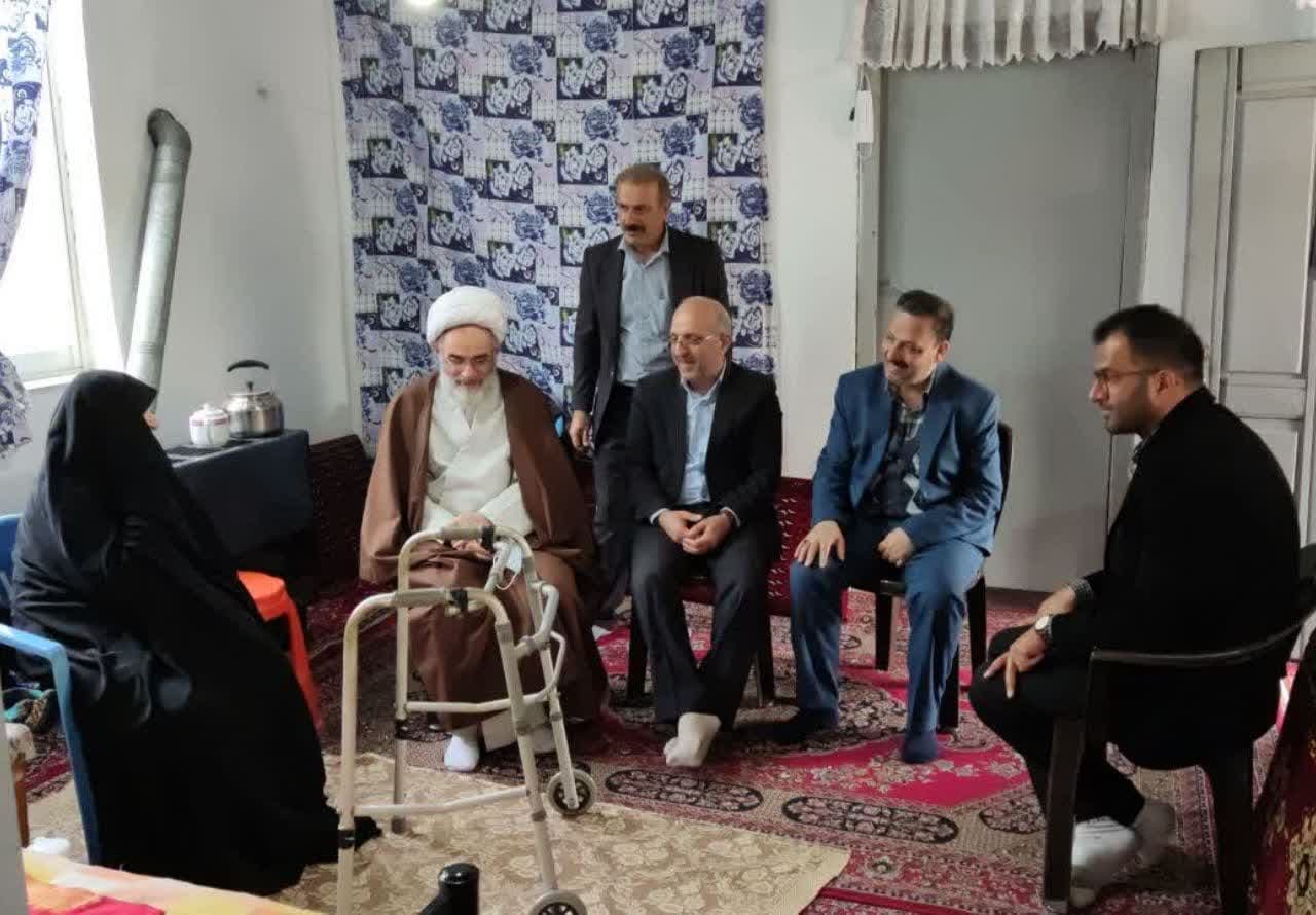 عیادت نماینده ولی فقیه در گیلان با پدر شهید نورموسوی در بیمارستان لنگرود