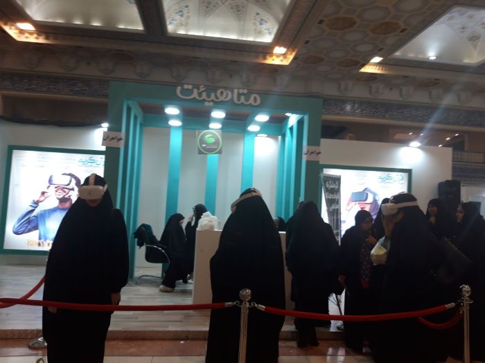سفر بازدیدکنندگان نمایشگاه قرآن به عاشورای ۶۱ هجری در غرفه متاهیئت