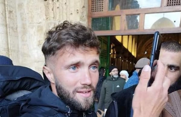 یک جوان مسلمان فرانسوی با پای پیاده از فرانسه به مسجدالاقصی رفت