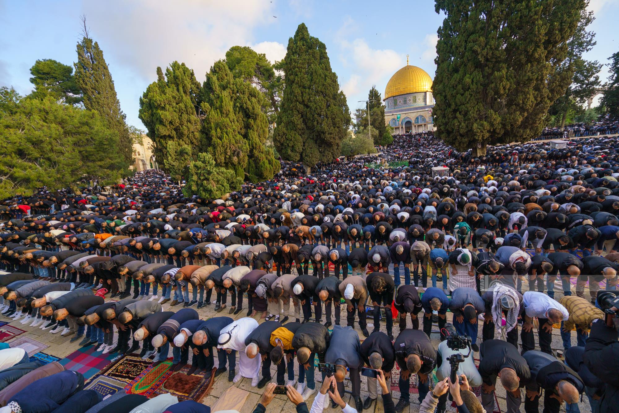 ۱۲۰ هزار فلسطینی نماز عید فطر را در مسجد الاقصی اقامه کردند+ عکس