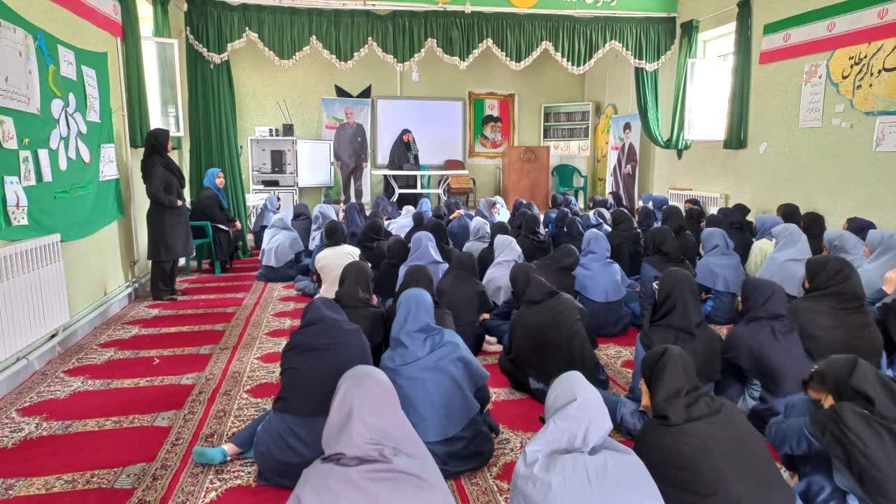 اجرای طرح چترهای نجات با پرداختن به موضوع آرایش های نوظهور و سواد رسانه در مدارس کرمان