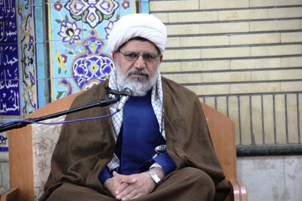 امام خمینی(ره) با توجه به پای ریزی انقلاب اسلامی، در مقابل هیچ یک از قدرت های شرق و غرب کوتاه نیامد