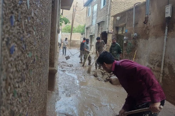 کمک جهادی بچه‌های مسجد دانشگاه شریف به سیل‌زدگان فیروزکوه/ طرح ابتکاری کانون مهدویون برای ایجاد پایگاه قرآن 