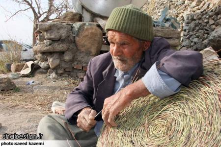 سبد بافی؛ تجسم عشق و طبیعت/ روشندل بیرجندی با سر انگشتان طلایی