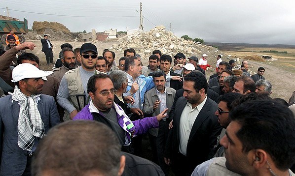 احمدی نژاد وارد روستای مهتر لو از توابع شهرستان ورزقان شد