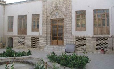 بیت امام خمینی (ره) در قم گلباران شد