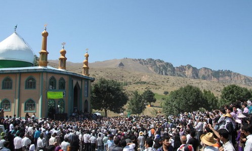 مراسم نمادین علم واچینی در شاه شهیدان برگزار شد