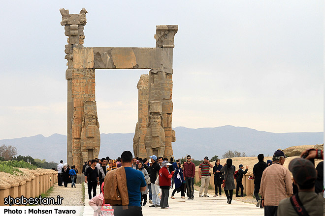 استفاده گردشگران از اینترنت رایگان در مجموعه جهانی تخت جمشید