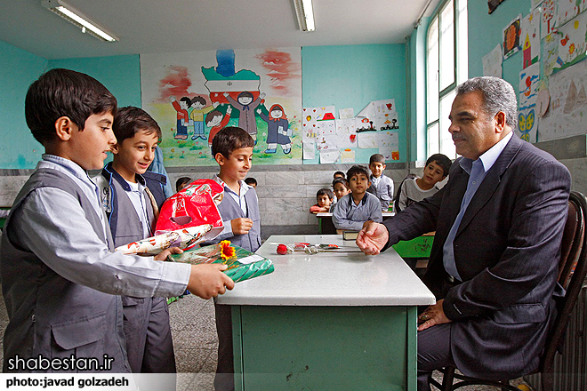 معلمان نقش بی بدیلی در تعالی جامعه بر عهده دارند