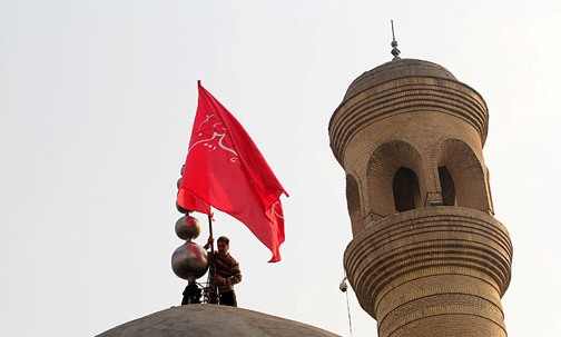 اهتزاز پرچم حرم امام حسین(ع) بر گنبد مسجد بلال صدا و سیما