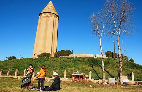 50هنرمند جوان برج جهانی قابوس را نقاشی می کنند