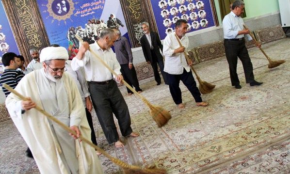 مساجد خراسان رضوی با حضور جوانان مسجدی غبارروبی و عطرافشانی می شود