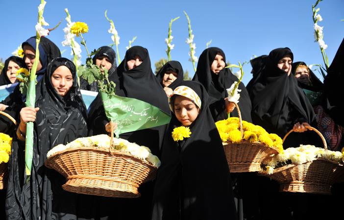 همزمان با صبح میلاد کریمه اهل بیت(ع) حرم رضوی گلباران شد