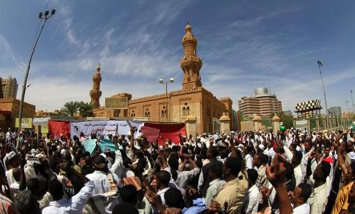 فریاد ضد استعماری «الله اکبر» مسلمانان سودان مقابل مسجد «خارطوم»