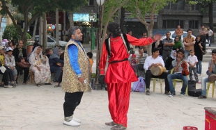 نمایش تئاتر خیابانی در سنندج اجرا شد