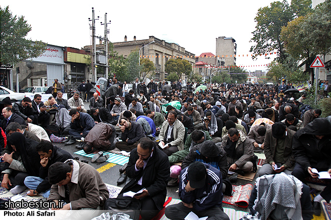 دانشجویان تهرانی دعای عرفه را در مسجد دانشگاه تهران زمزمه می کنند