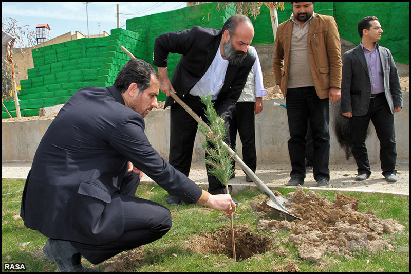  کاشت نهال دوستی توسط خبرنگاران در قم