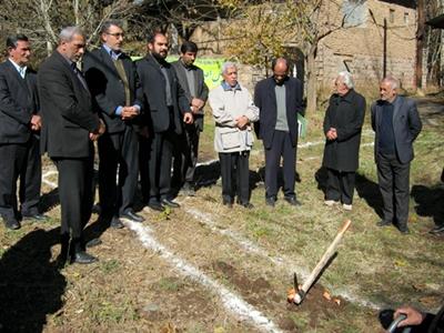 کلنگ نخستین کتابخانه عمومی شهرستان طالقان درروستای جوستان به زمین خورد