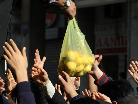 توزیع مواد غذایی رایگان در یونان مجروح برجا گذاشت