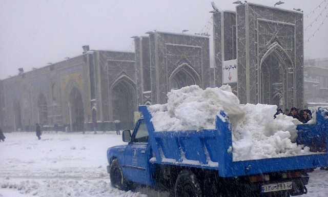 صحن جامع رضوی پوشیده با برف