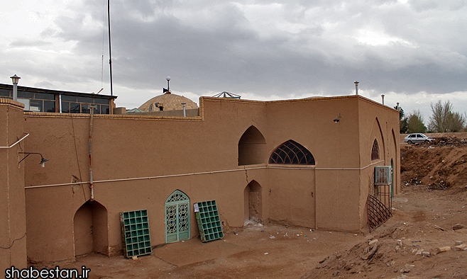 مسجدی احاطه شده با شن و ماسه +عکس