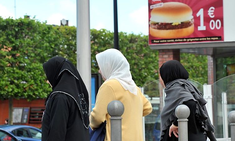 اینجا فرانسه؛ زنان محجبه با پوشش اسلامی آزادانه تا مسجد قدم می زنند