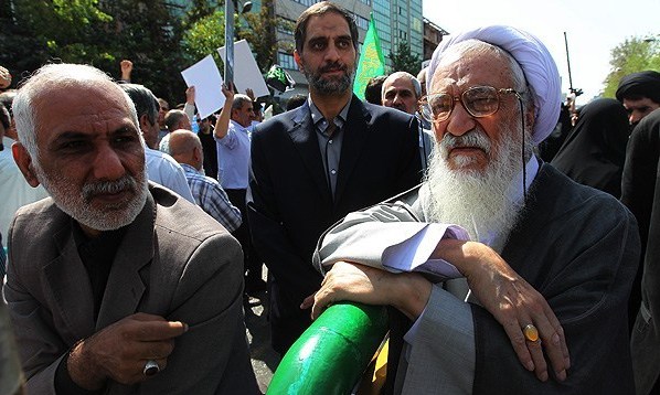 حضور امام جمعه موقت تهران در مسیر راهپیمایی جشن انقلاب