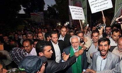 در هیچ یک از نامزدها نفعی نمی‌بینم که به نفع آن‌ها کنار بروم