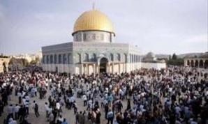 اقامه نماز جمعه هزاران فلسطینی در ورودی های مسجدالاقصی