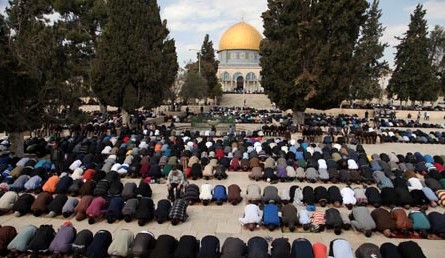 اقامه نماز جمعه هزاران فلسطینی در مسجدالاقصی+تصویر