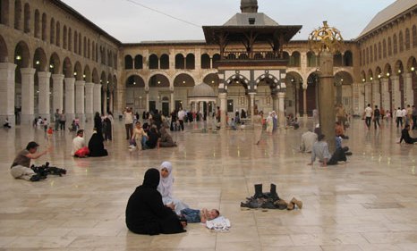 فیلم/ انتخاب سوره مریم در مسجد سوریه