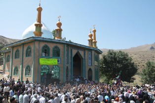 شرکت 25 هزار زائر در مراسم علم واچینی شاه شهیدان رودبار